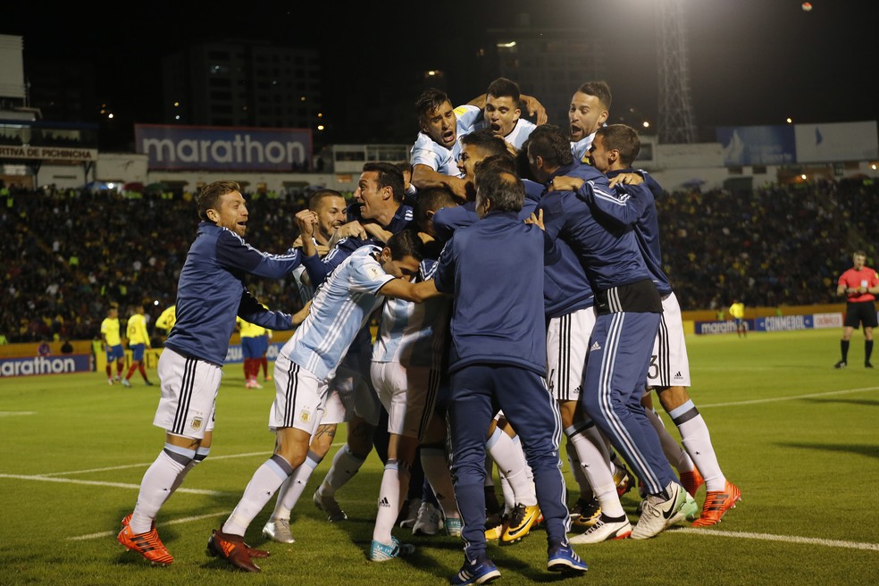 Jogadores da Argentina comemoram no Estádio Olímpico Atahualpa (Foto: Fernando Vergara/AP)