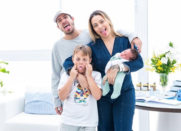 Carol Dantas, os filhos, Davi Lucca e Valentin, e o marido, Vinícius Martinez (Foto: Reprodução / Instagram)
