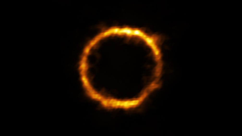 Galáxia SPT0418-47 aparece no céu como um anel de luz quase perfeito — Foto: ALMA (ESO/NAOJ/NRAO), Rizzo et al.