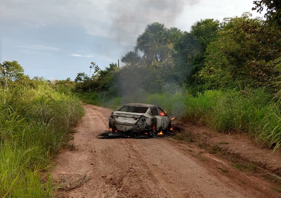 Um dos carros utilizado na ação foi encontrado pegando fogo — Foto: Fred Alves/Centro Norte Notícias