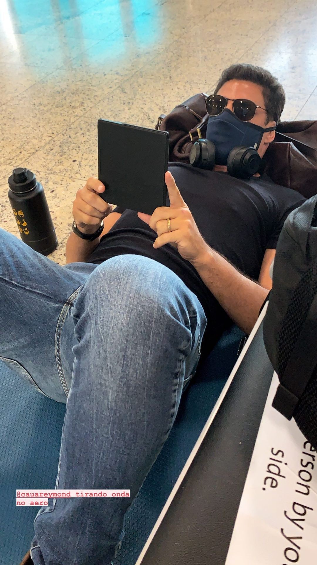 Mariana  Goldfarb flagra Cauã Reymond relaxando no aeroporto (Foto: Reprodução/Instagram)