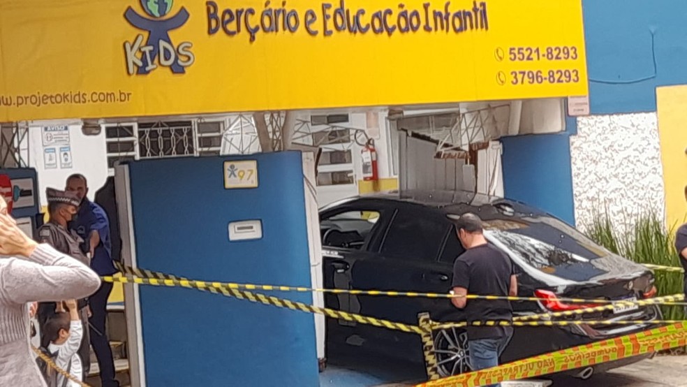 Frente do berçário após ser atingida por carro nesta quarta (21) — Foto: Giba Bergamin/TV Globo