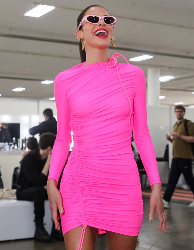 Bruna Marquezine usa vestido pink em evento de moda em SP (Foto: Thiago Duran/Brazil News)
