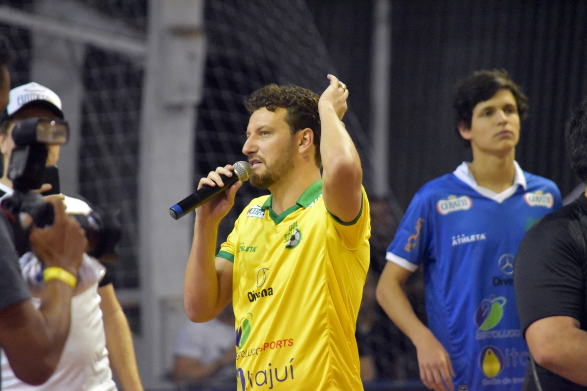 Com Licen a A Em M os Elano Finaliza Curso Da CBF E Vislumbra Futuro