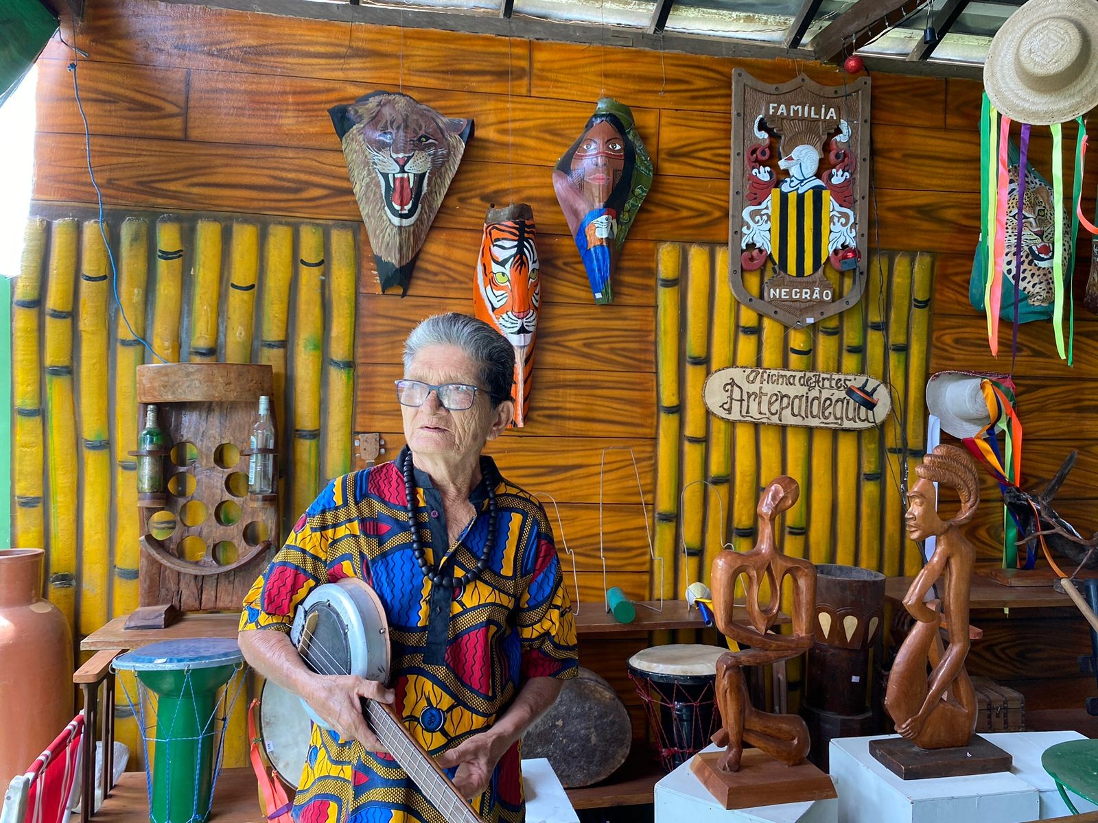 ‘Você tem que fazer sua história’, diz artesão paraense que dá vida a instrumentos tocados no carimbó