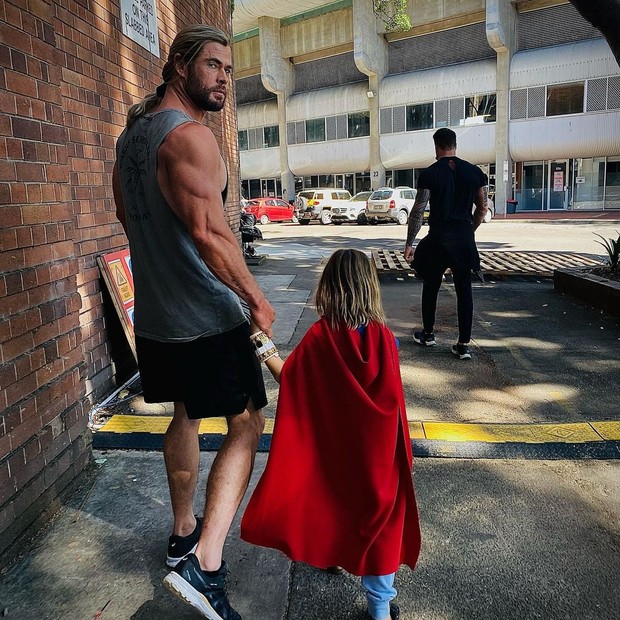 Chris Hemsworth, o Thor, e um dos filhos vestido de Superman (Foto: Reprodução/Instagram)