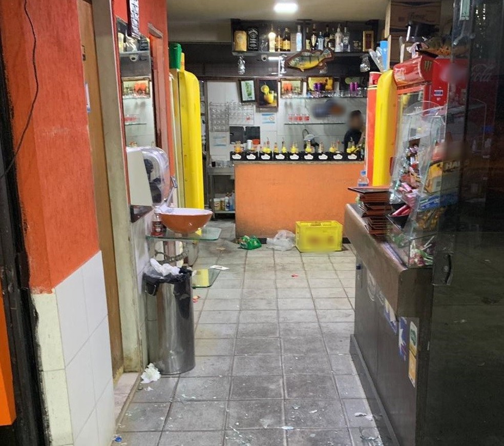 Durante confusão em bar do DF um vidro e expositor de doces foi quebrado. — Foto: Arquivo pessoal