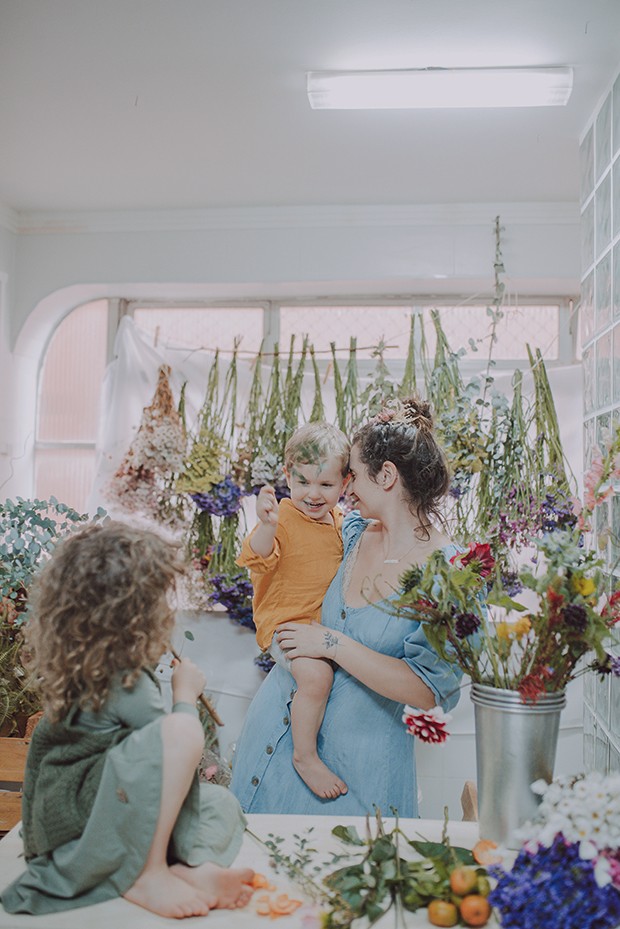A florista Simone, do Líricas Botânica, montou seu negócio em casa para poder administrá-lo junto com os cuidados com as crianças (Foto: Day Mourão)