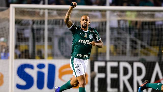 Felipe Melo festeja o primeiro gol do jogo