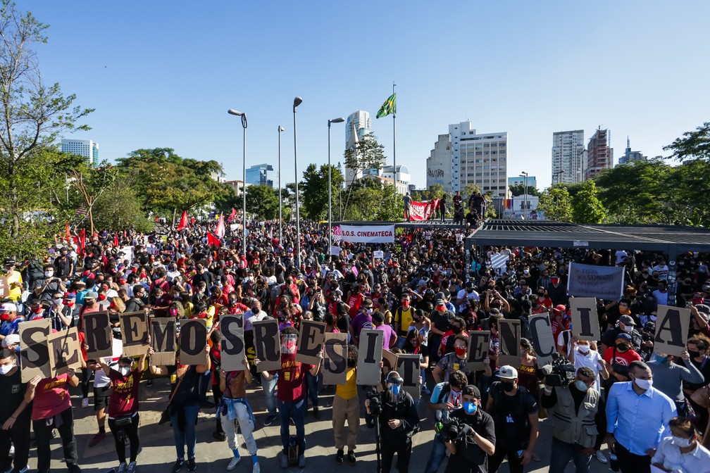 Ato pró-democracia, contra o governo do presidente Jair Bolsonaro e contra o racismo, no Largo da Batata, no bairro de Pinheiros, Zona Oeste de São Paulo — Foto: Alice Vergueiro/Estadão Conteúdo