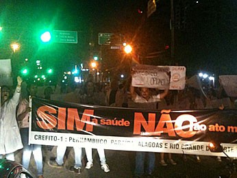 Ato médico foi alvo de protesto no Recife (Foto: Alexandre Morais / G1)