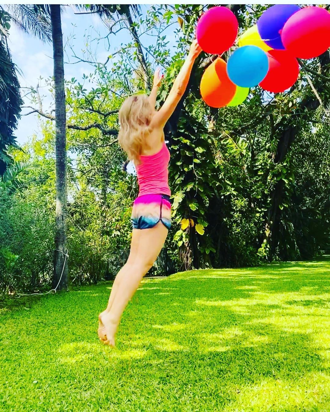 Angélica voa com balões em clique colorido (Foto: Reprodução/Instagram)