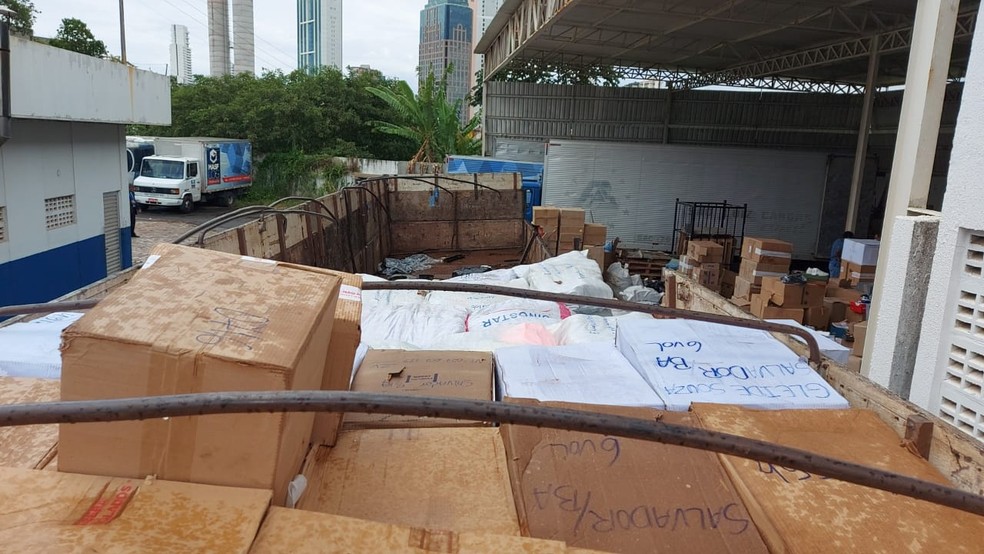 Carreta carregada com produtos falsificados é apreendida dentro de galpão em Salvador — Foto: Divulgação / Sindcpoc