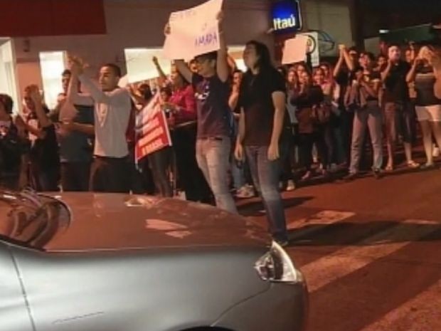 Manifestantes bloquearam algumas ruas do centro da cidade (Foto: reprodução/TV Tem)