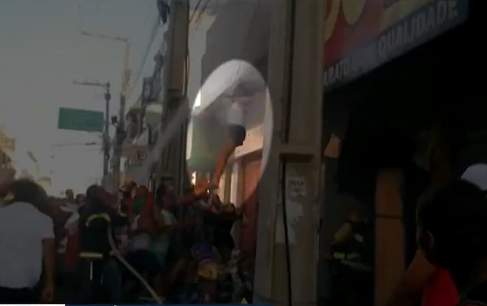 Mulher se joga de prÃ©dio para escapar de incÃªndio na Bahia â€” Foto: ReproduÃ§Ã£o/TV Bahia