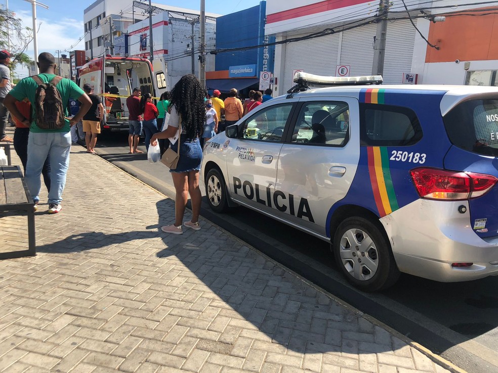 Samu realizou o atendimento após duas mulheres serem atingidas por tiros no centro de Petrolina — Foto: Beatriz Oliveira/ TV Grande Rio 