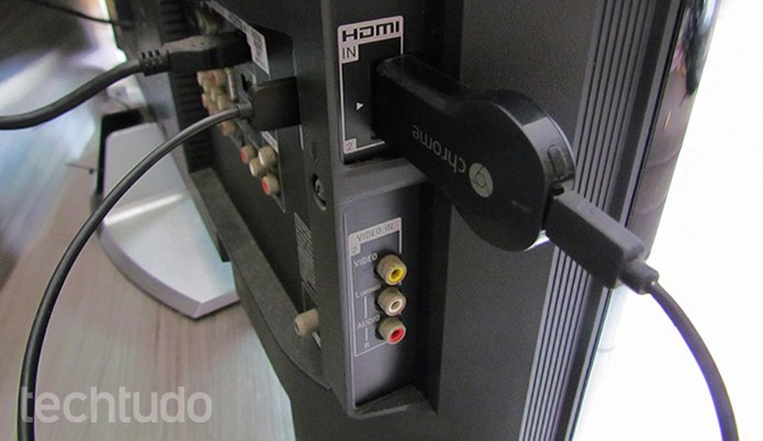Ligue o Chromecast diretamente no HDMI, sem extensor (Foto: Paulo Alves/TechTudo)