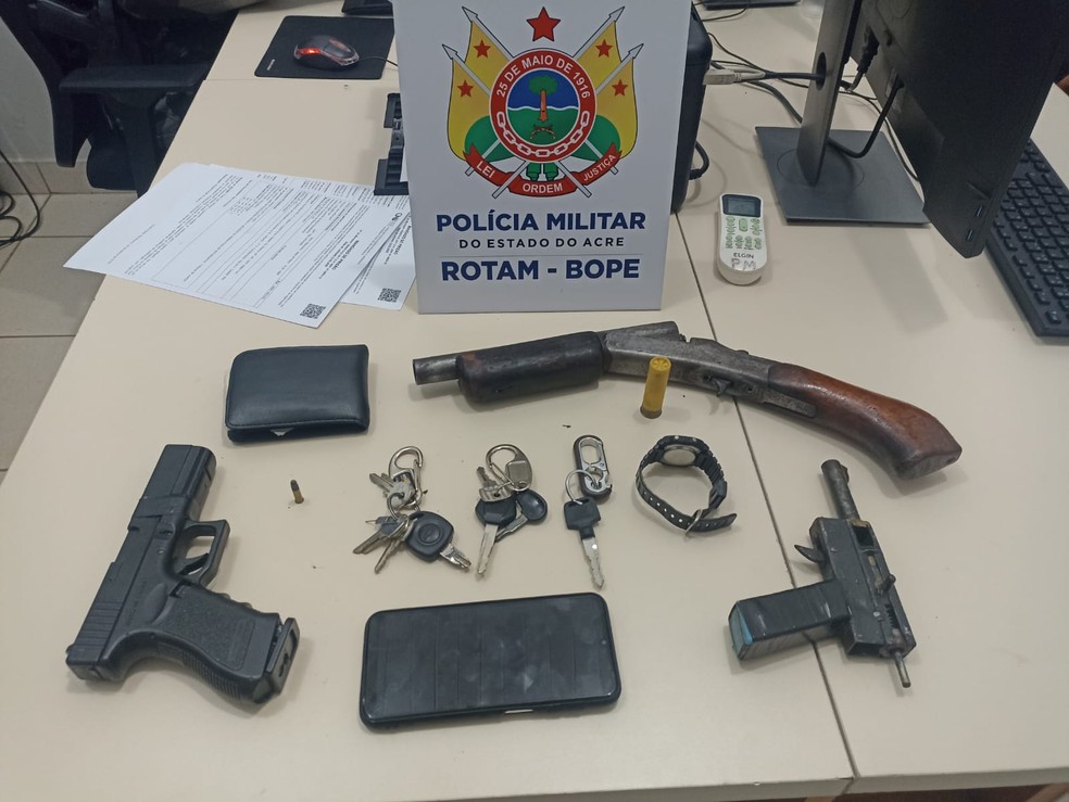 Com suspeitos de assalto, polícia achou armas e material que teria sido roubado — Foto: Arquivo/PM-AC