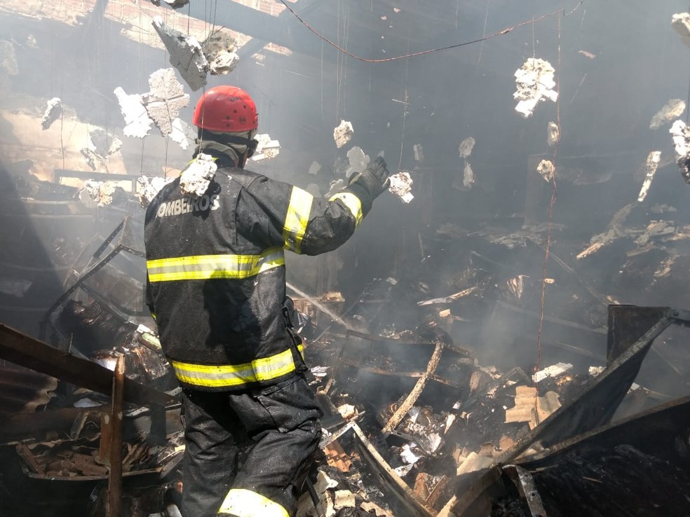 IncÃªndio comeÃ§ou no arquivo morto do prÃ©dio da Prefeitura de Carpina, na Zona da Mata de Pernambuco, nesta segunda-feira (21) (Foto: 1Âº Tenente Ãcaro/Corpo de Bombeiros/DivulgaÃ§Ã£o)