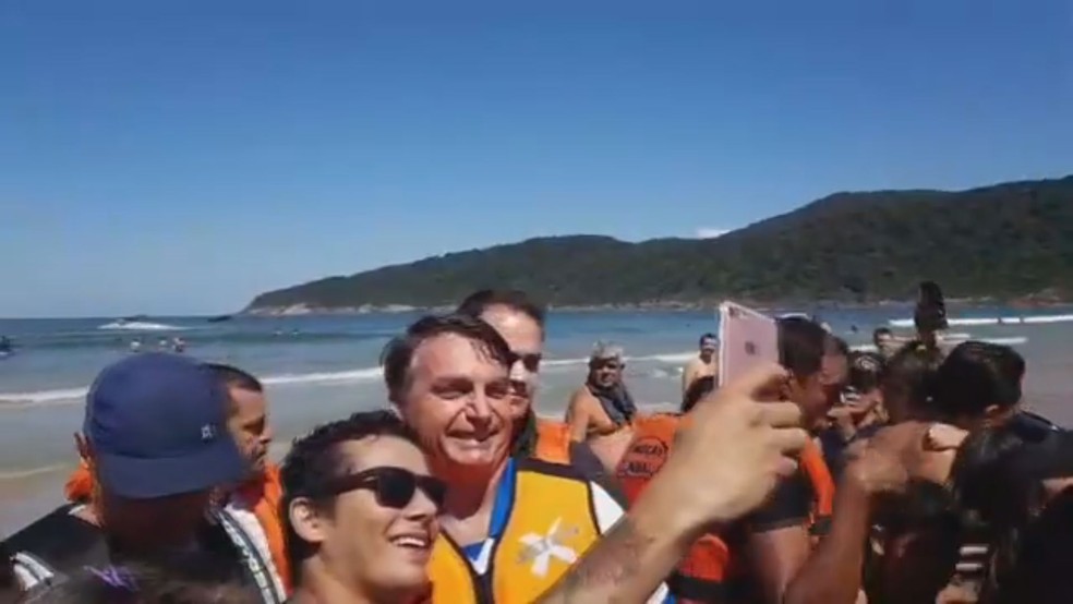 Sem máscara, Bolsonaro tirou fotos com banhistas em praia de Guarujá no domingo (11) — Foto: Reprodução/Facebook