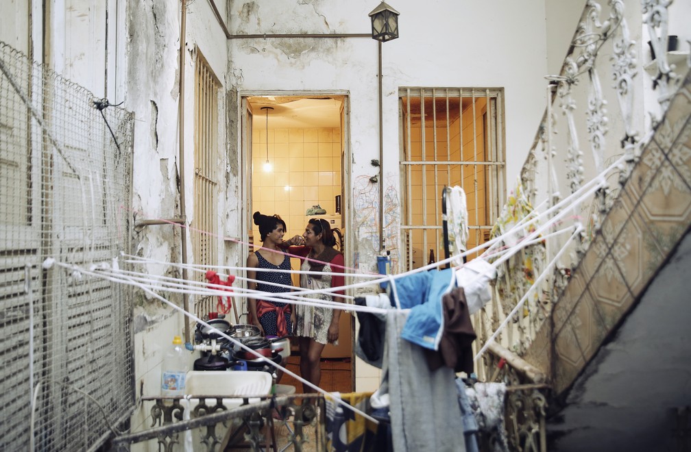 Francis e Gabi na Casa Nem, onde estÃ£o hospedadas no Rio (Foto: Marcos Serra Lima/ G1)