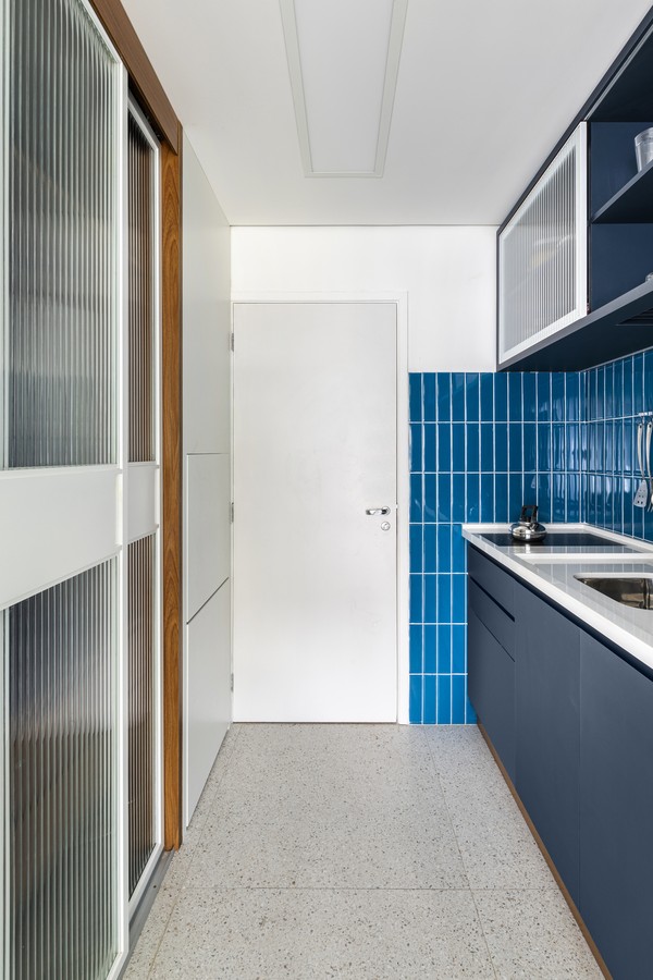 25 m² com toques de azul, serralheria e amplitude (Foto: Renato Navarro)