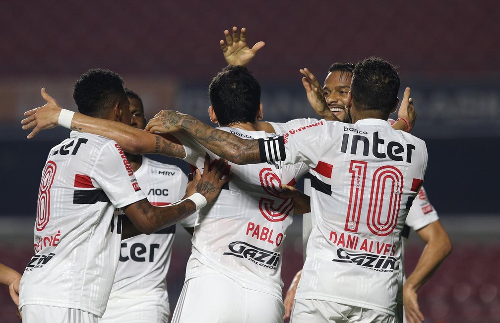 Jogadores do São Paulo comemoram gol contra o Santos: último jogo antes da paralisação do futebol — Foto: Rubens Chiri/saopaulofc.net