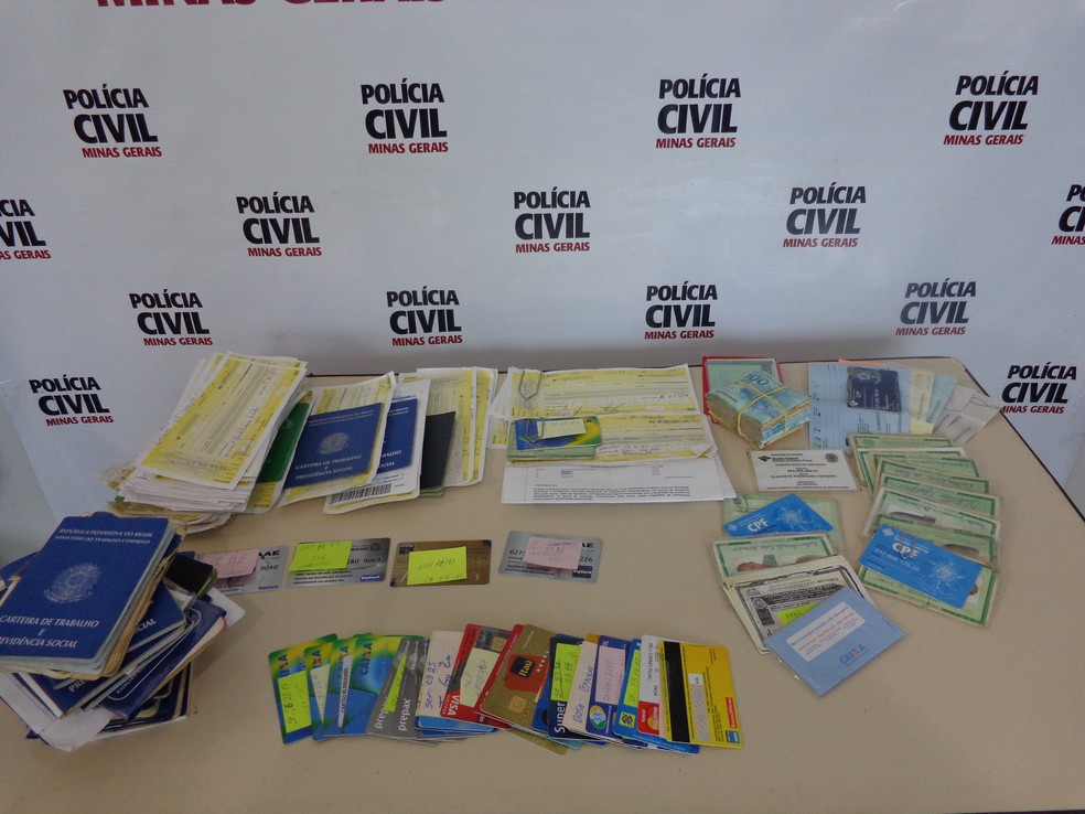Segundo PC, cartões e documentos eram retidos pelo suspeito para garantir pagamento de juros extorsivos (Foto: Polícia Civil/Divulgação)