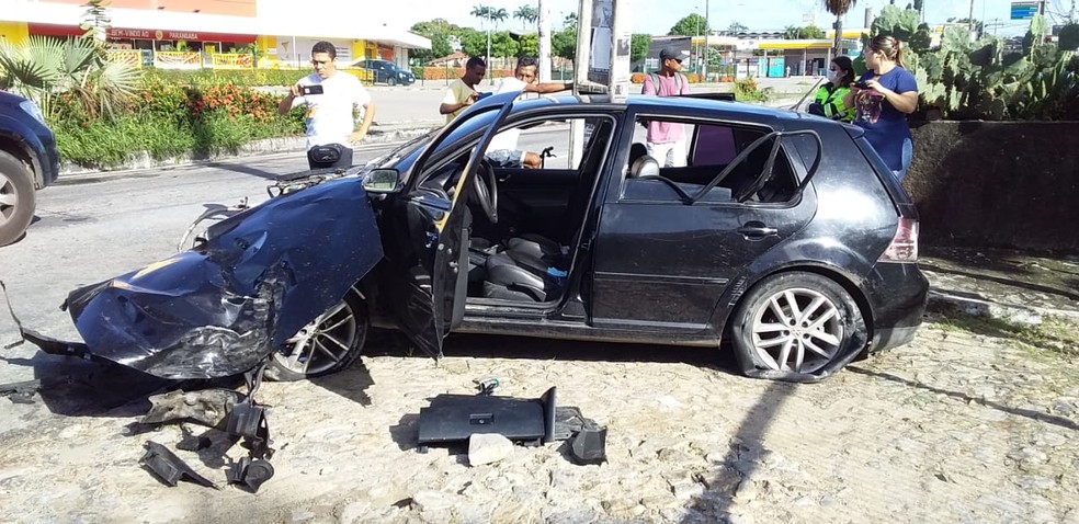 Carro derruba poste em avenida após colisão na Parangaba, em Fortaleza. — Foto: Arquivo pessoal