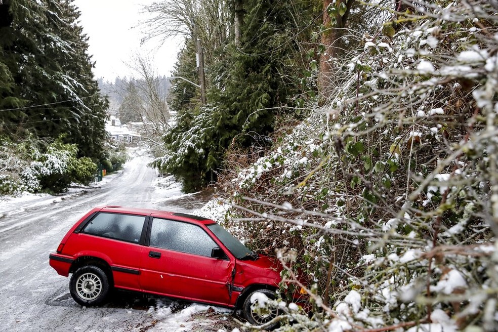 Carro deslizou na pista em Seattle, nos EUA, em 24 de dezembro de 2022 — Foto: Kevin Clark/AP