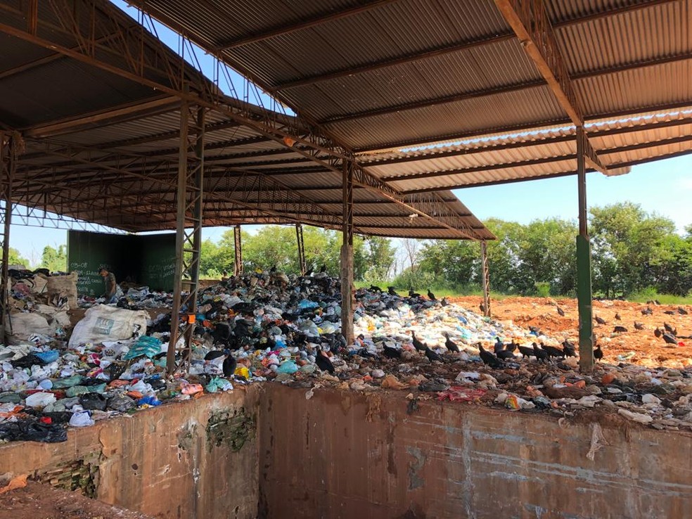 Lixo em contato direto com o solo, em Cafelândia (SP) — Foto: Tribunal de Contas do Estado de São Paulo/Divulgação