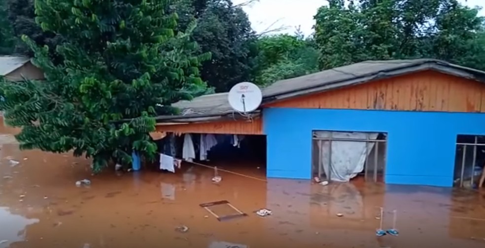 Casa ficou submersa após chuvas em Santo Antônio do Sudoeste — Foto: Jornal da Fronteira