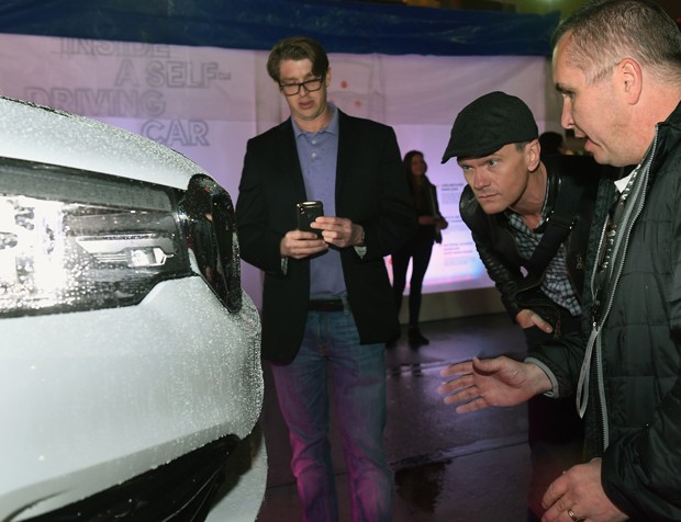 O ator Neil Patrick Harris e o diretor de engenharia Ron Szabo, da Aptiv, conferem um dos sensores que fazem parte do sistema do táxi autônomo da Lyft (Foto: Bryan Steffy/Getty Images)