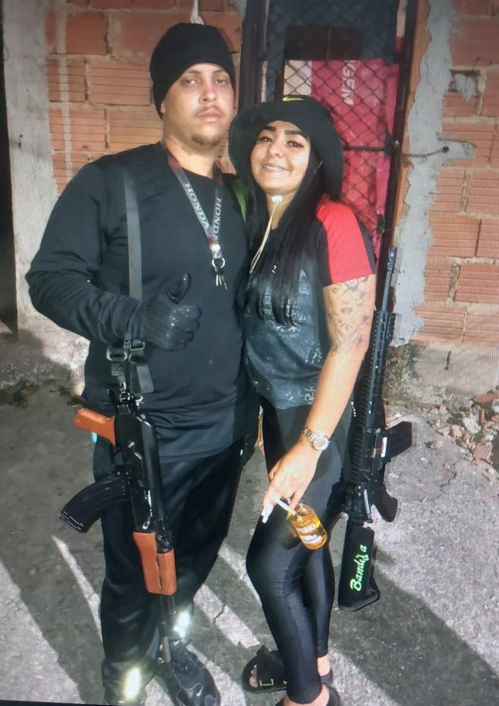 Gabriela de Oliveira de Souza aparecia em fotos de redes sociais com armas. Ela usava fuzil com inscrição 'Bandida' — Foto: Reprodução