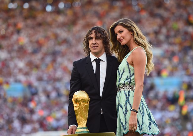 RIO DE JANEIRO, BRAZIL - JULY 13:  Former Spanish international Carles Puyol and model Gisele Bundchen present the World Cup trophy prior to the 2014 FIFA World Cup Brazil Final match between Germany and Argentina at Maracana on July 13, 2014 in Rio de Ja (Foto: Getty Images)