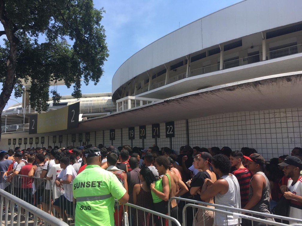 Torcida do Flamengo faz fila na bilheteria do Maracanã — Foto: Thayuan Leiras / GloboEsporte.com