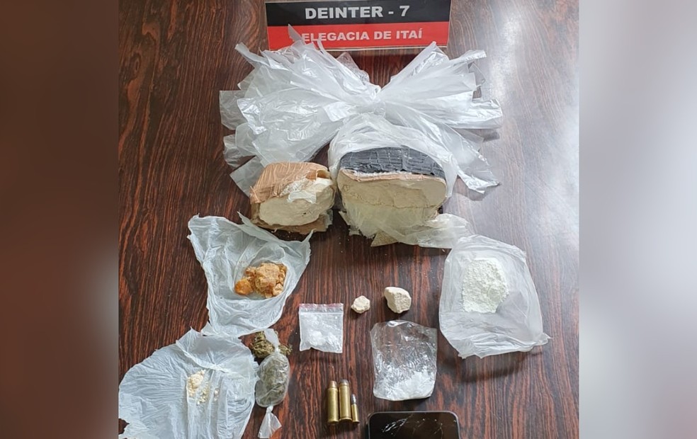 Dono de lava-rápido é preso com quase meio quilo de cocaína e munições em Itaí  — Foto: Polícia Civil/ Divulgação
