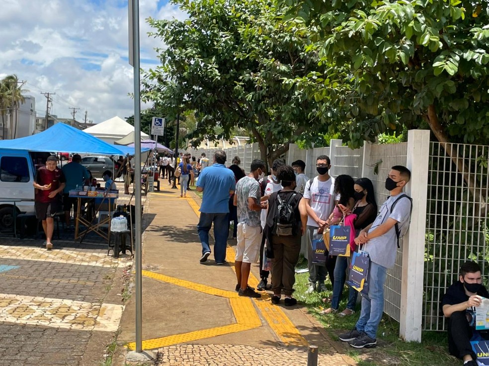 Candidatos fazem fila para entrar no local de prova do Enem (913 Sul), neste domingo (28), 2º dia do Exame Nacional do Ensino Médio — Foto: Walder Galvão/g1