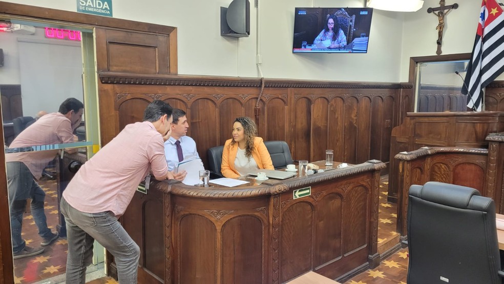 Suéllen Rosim ao lado do seu advogado de defesa em meio à leitura do relatório da CP — Foto: Luís Ricardo da Silva/Arquivo pessoal