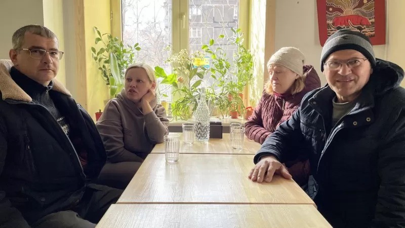Oksana Gusak e sua família estão entre as 35 mil pessoas que foram forçadas a fugir de Mariupol (Foto: BBC News)