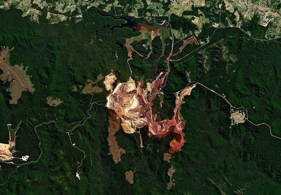 Mina de ferro aberta em área de floresta na serra de Carajás, no Pará