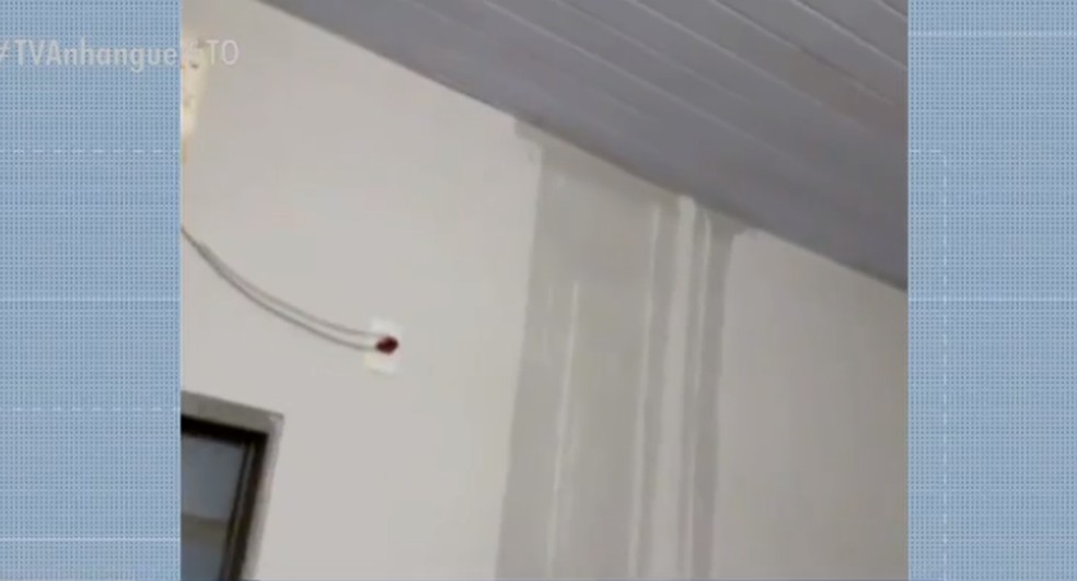 Prédio de prefeitura está cheio de goteiras mesmo após reforma de R$ 70 mil — Foto: Reprodução/TV Anhanguera