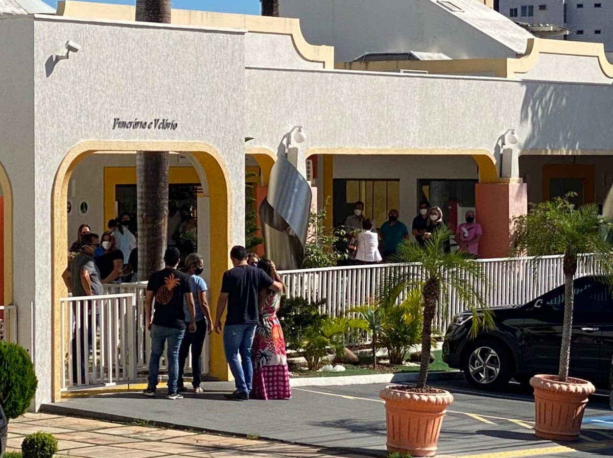 Corpo do filho da cantora Walkyria Santos é sepultado na ...