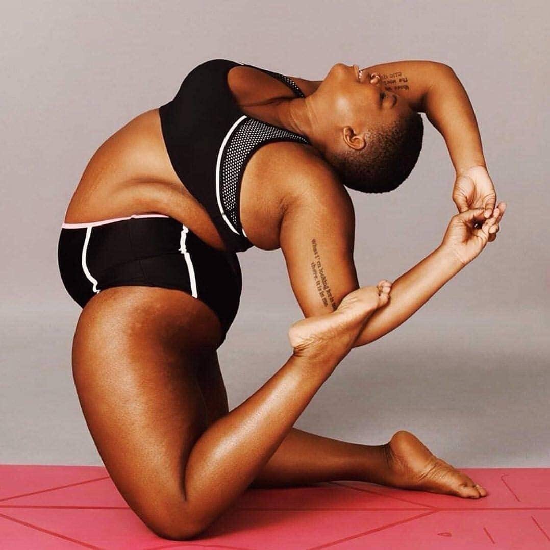 A instrutora de yoga Jessamyn Stanley (@mynameisjessamyn)   (Foto: Nadya Wasylko via Instagram @mynameisjessamyn)