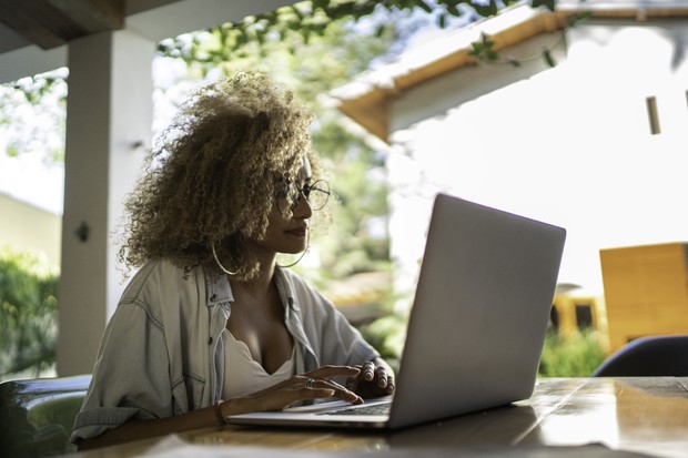 Mid adult woman using laptop at home (Foto: Getty Images)