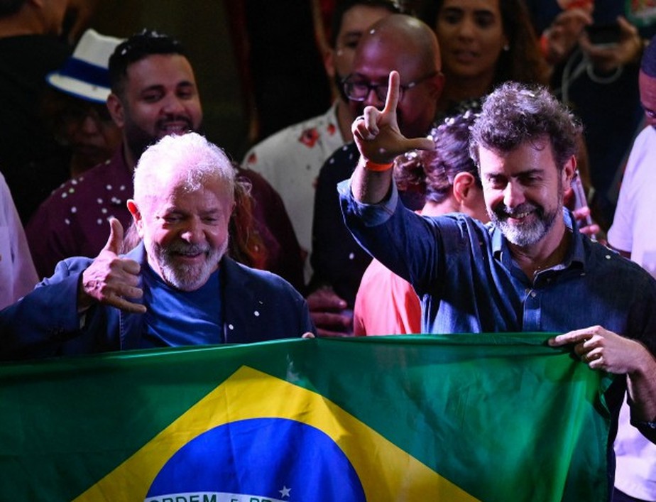 No Rio, ex-presidente Lula esteve ontem em ato com representantes do samba, ao lado de André Ceciliano (à esquerda) e de Marcelo Freixo (à direita)