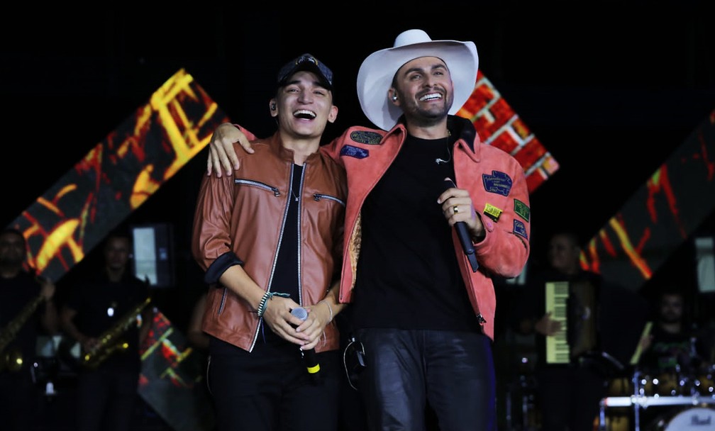 Mano Walter (de chapéu) com João Gomes na gravação do show 'Em casa' — Foto: Fábio Nunes / Divulgação