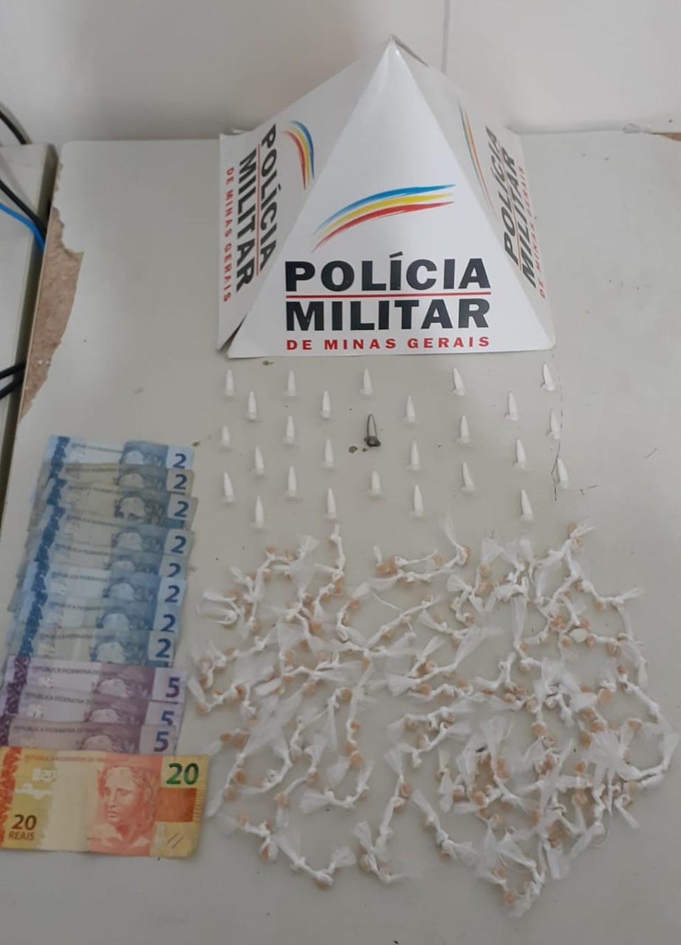Pedras de crack e pinos de cocaína estavam com adolescentes no bairro Teófilo Rocha — Foto: Polícia Militar/Divulgação
