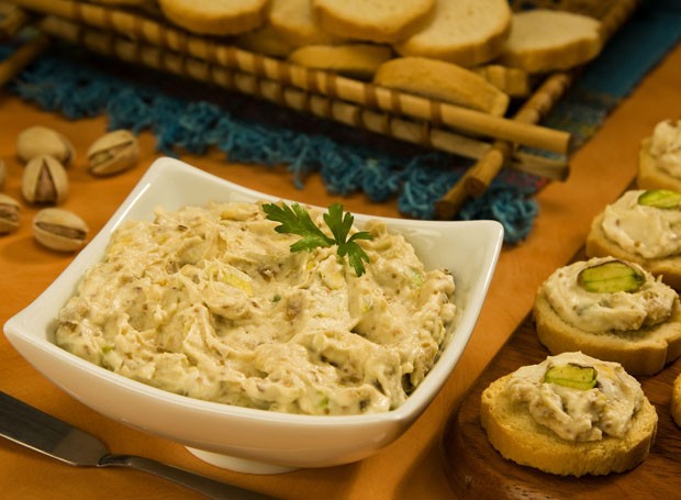 Pate de figado de frango. patê com torradas e manteiga verde