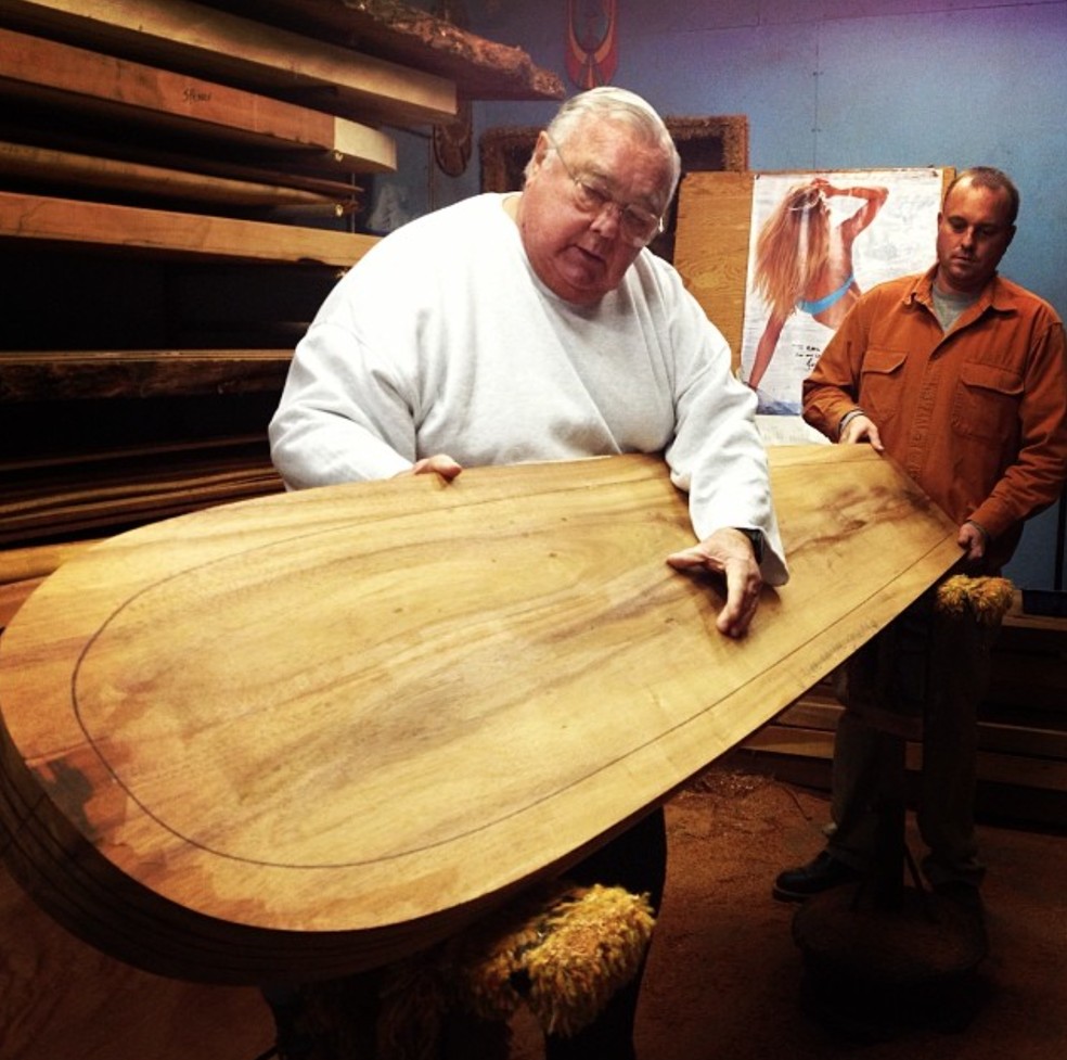 Greg Noll trabalhando em sua fábrica de pranchas — Foto: Reprodução Instagram